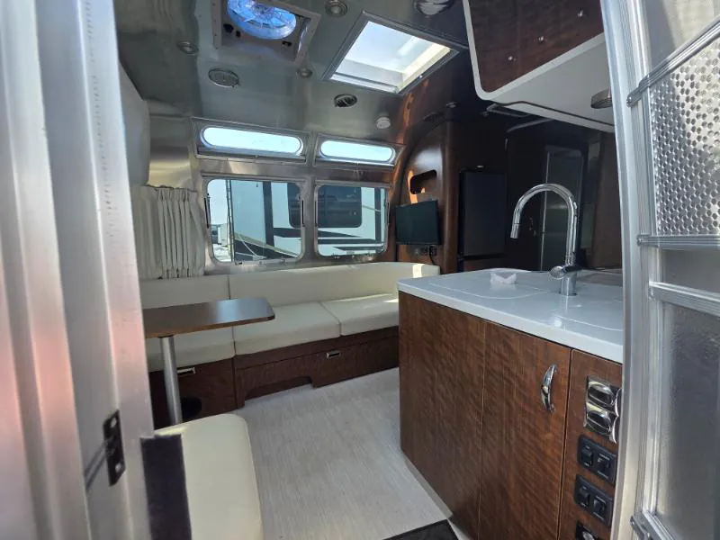2023 Airstream Globetrotter 25FB Twin - Photo 3