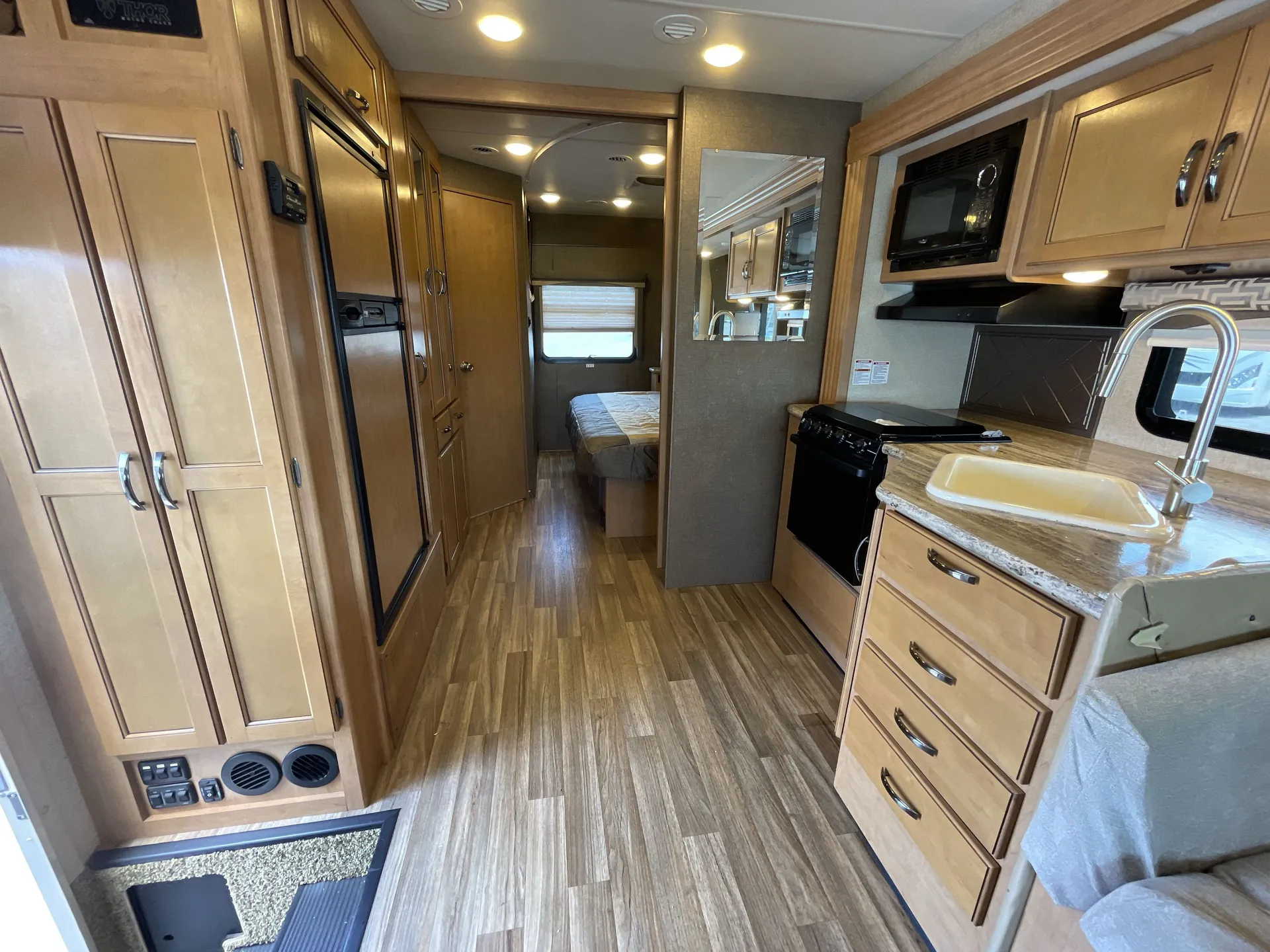 2017 Thor Motor Coach Ace 27.2 - Photo 3