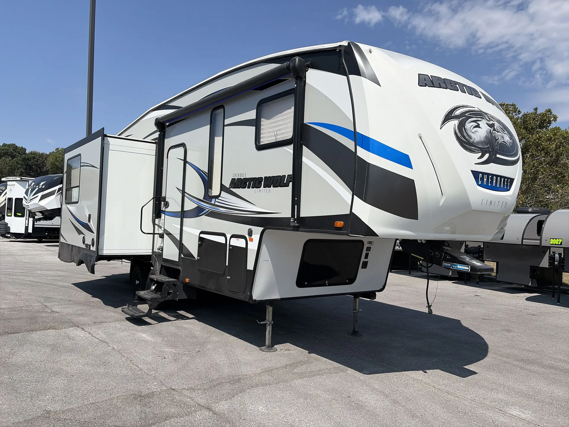2018 Forest River Cherokee Arctic Wolf 255DRL4 - Photo 2