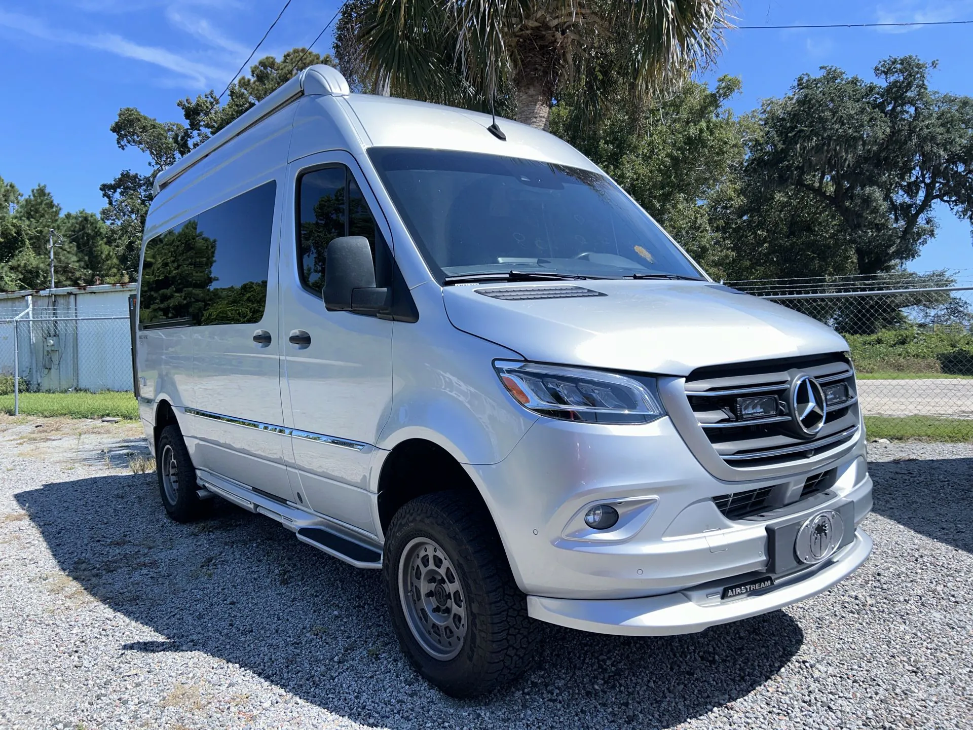 2023 Airstream Interstate 19 4x4 - Photo 2
