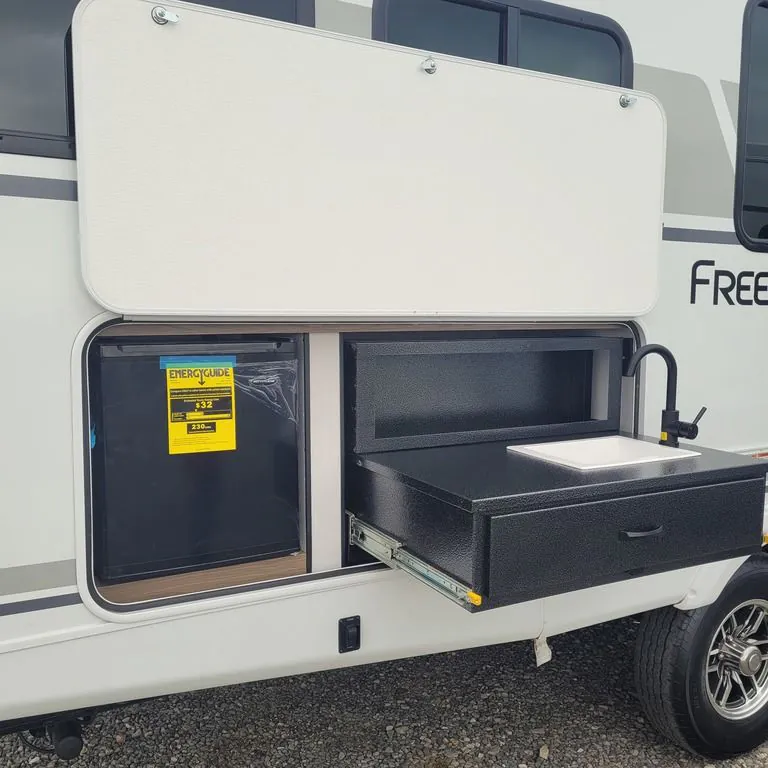 2025 Coachmen Freedom Express 274RKS - Photo 4