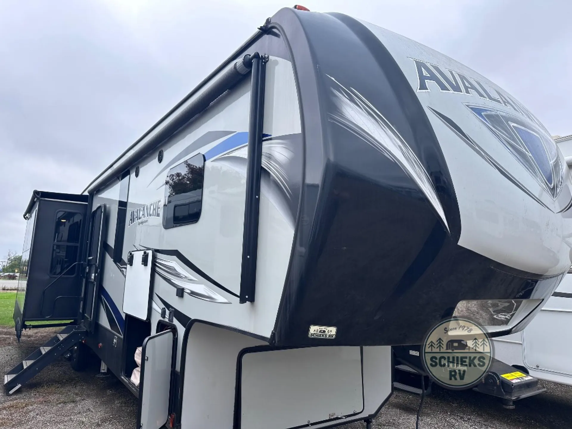 2018 Keystone Avalanche 365MB - Photo 2