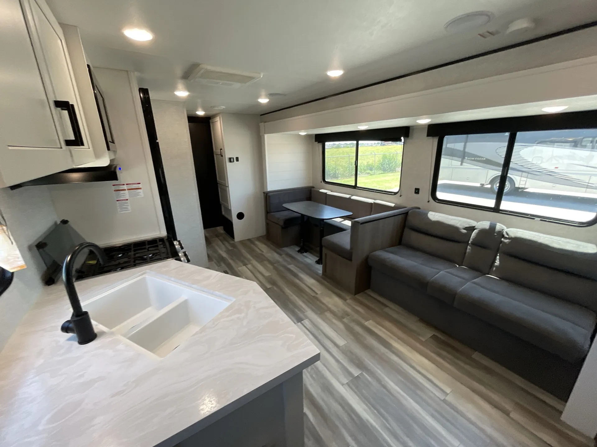 2025 Jayco Jay Flight SLX 321BDS — living area main
