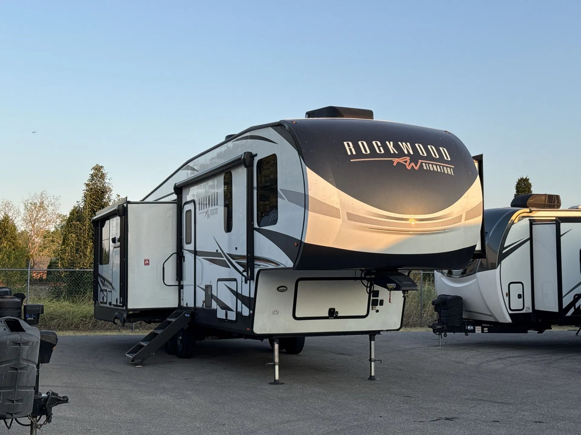 2021 Forest River Rockwood Signature Ultra Lite 8291RK - Photo 2