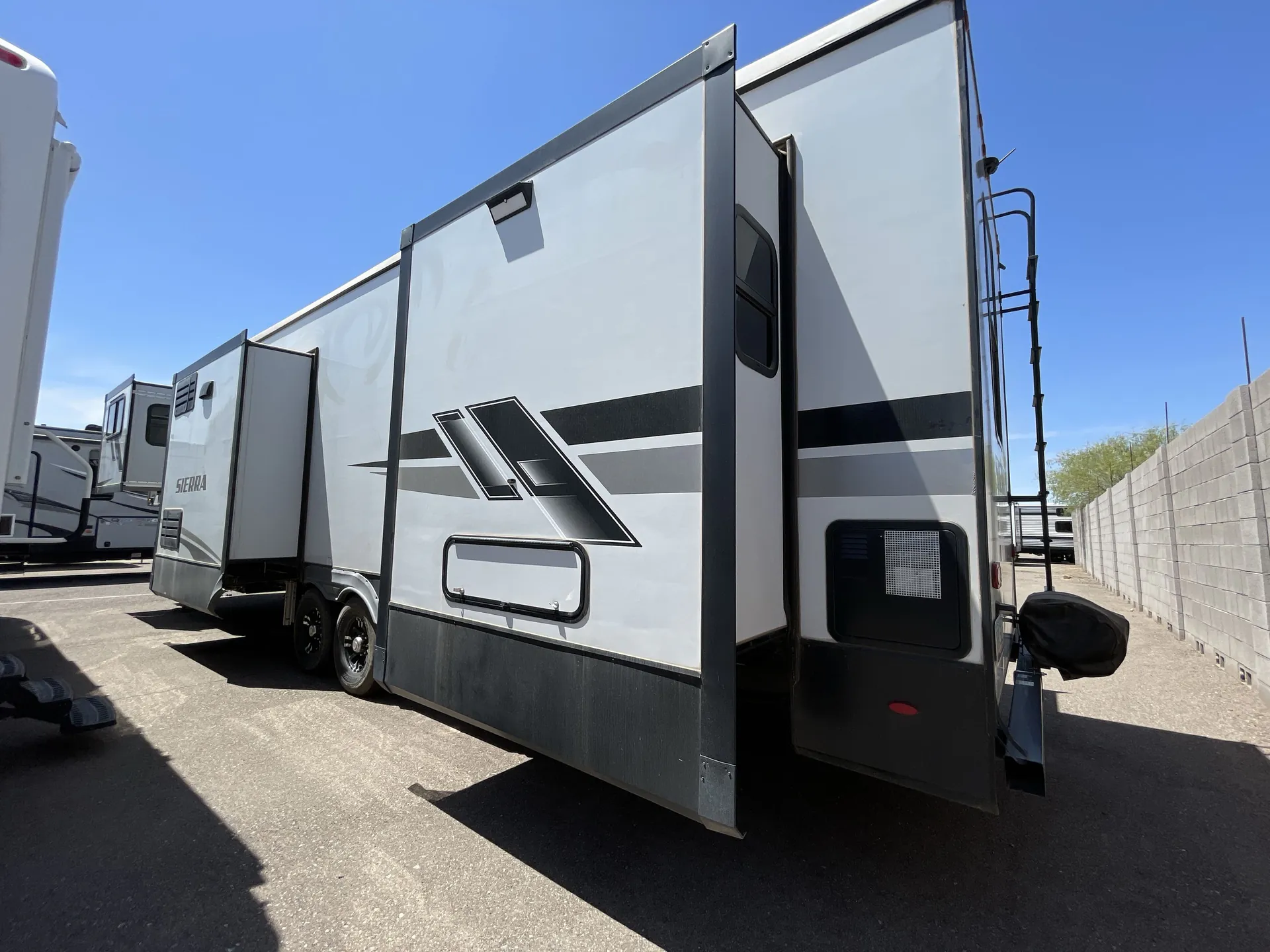 2022 Forest River Sierra Luxury 379FLOK — off campside