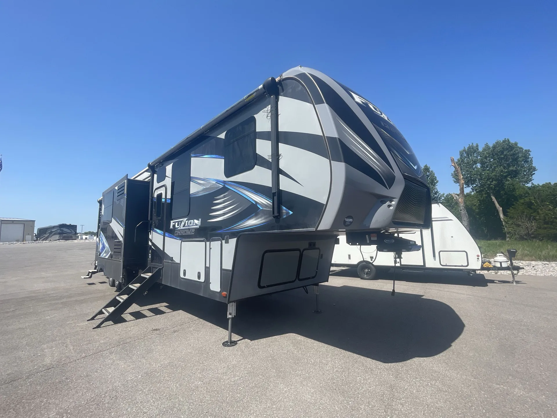 2017 Keystone Fuzion 414 — Photo 1
