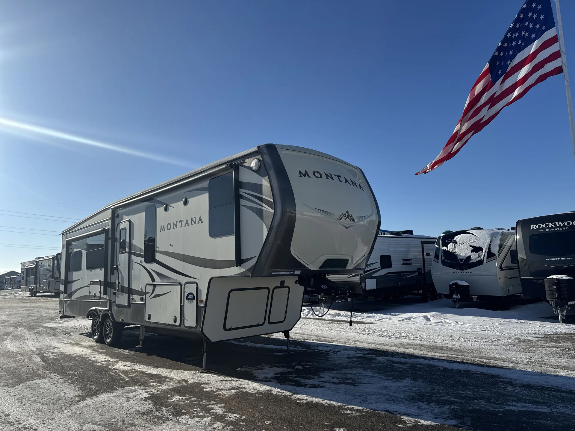 2017 Keystone Montana 3000RE - Photo 2