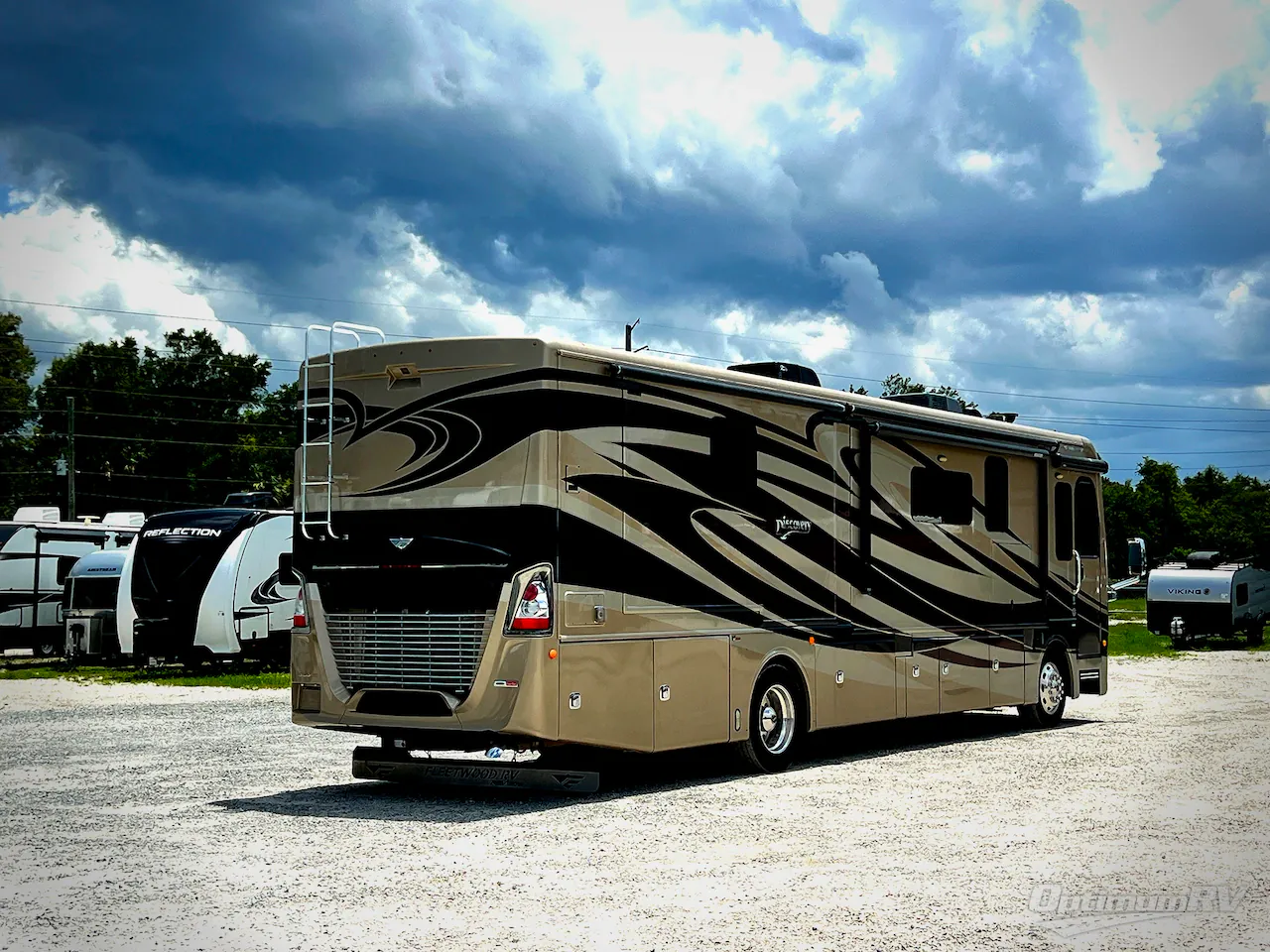 2017 Fleetwood Discovery 37R - Photo 3