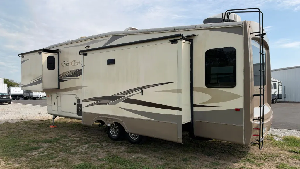 2017 Forest River Cedar Creek Hathaway Edition 34RL — Photo 5