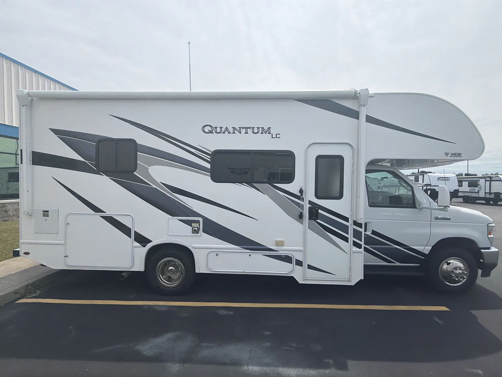2022 Thor Motor Coach Quantum LC25 — campside