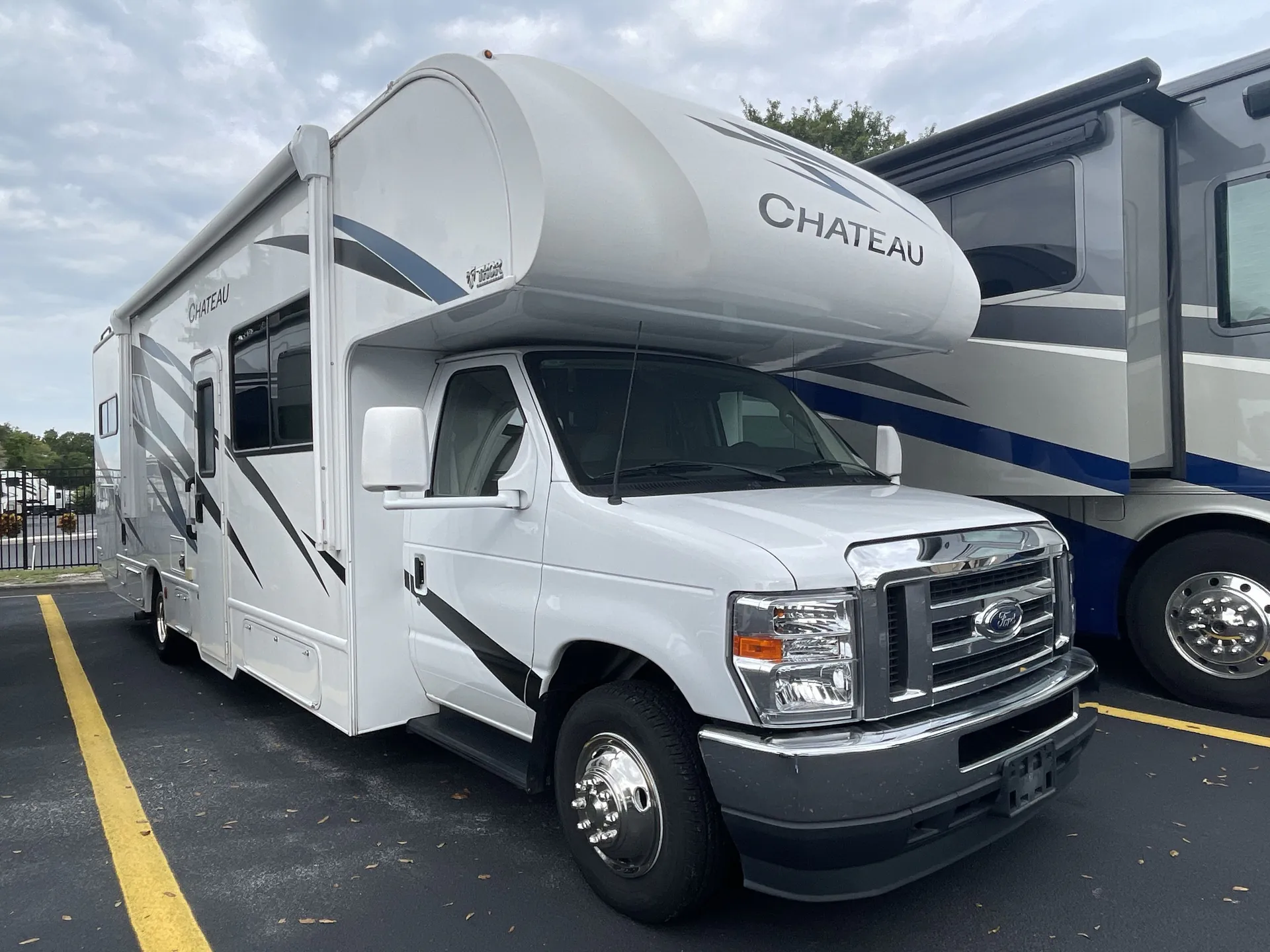 2024 Thor Motor Coach Chateau 31EV - Photo 2