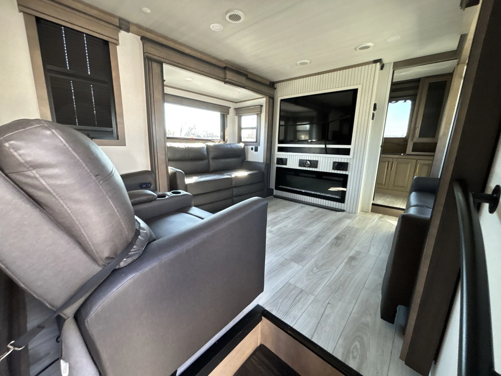 2025 Keystone Montana 3941FO — living area main
