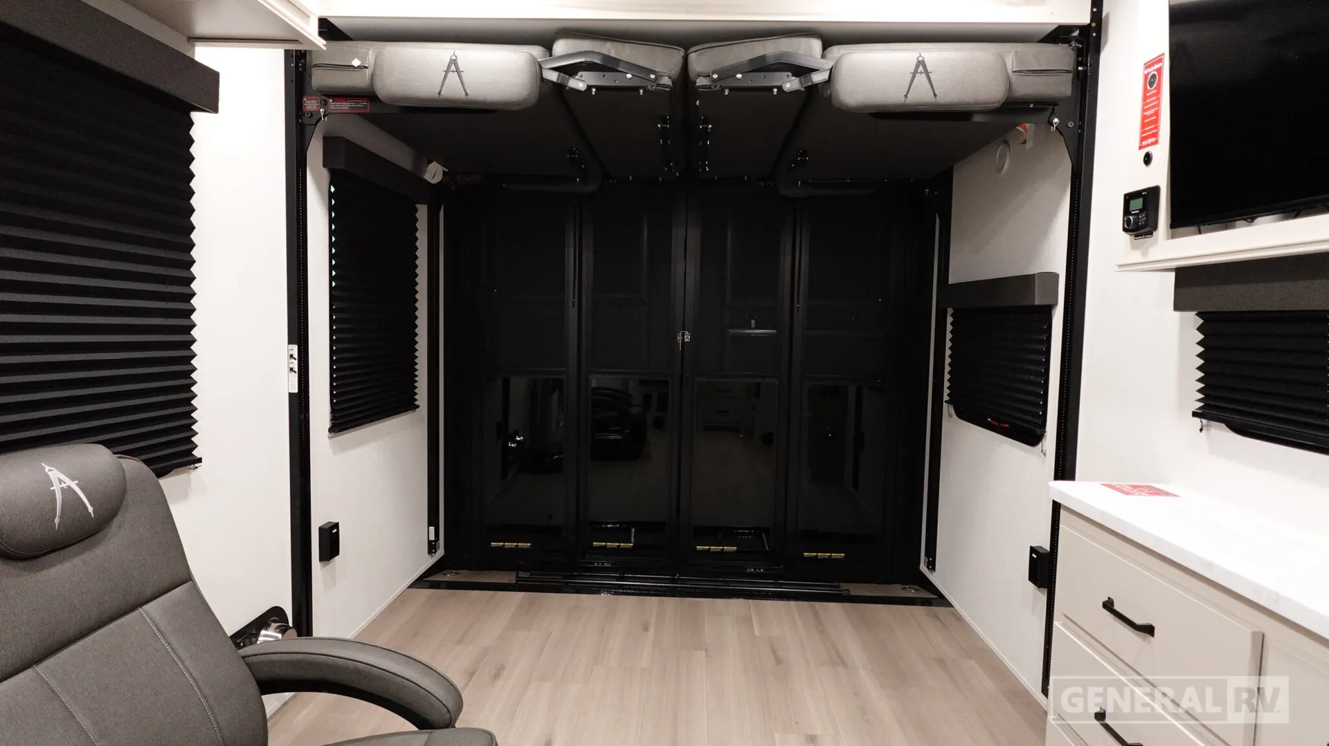 2026 Grand Design Momentum G-Class 27G - Photo 3