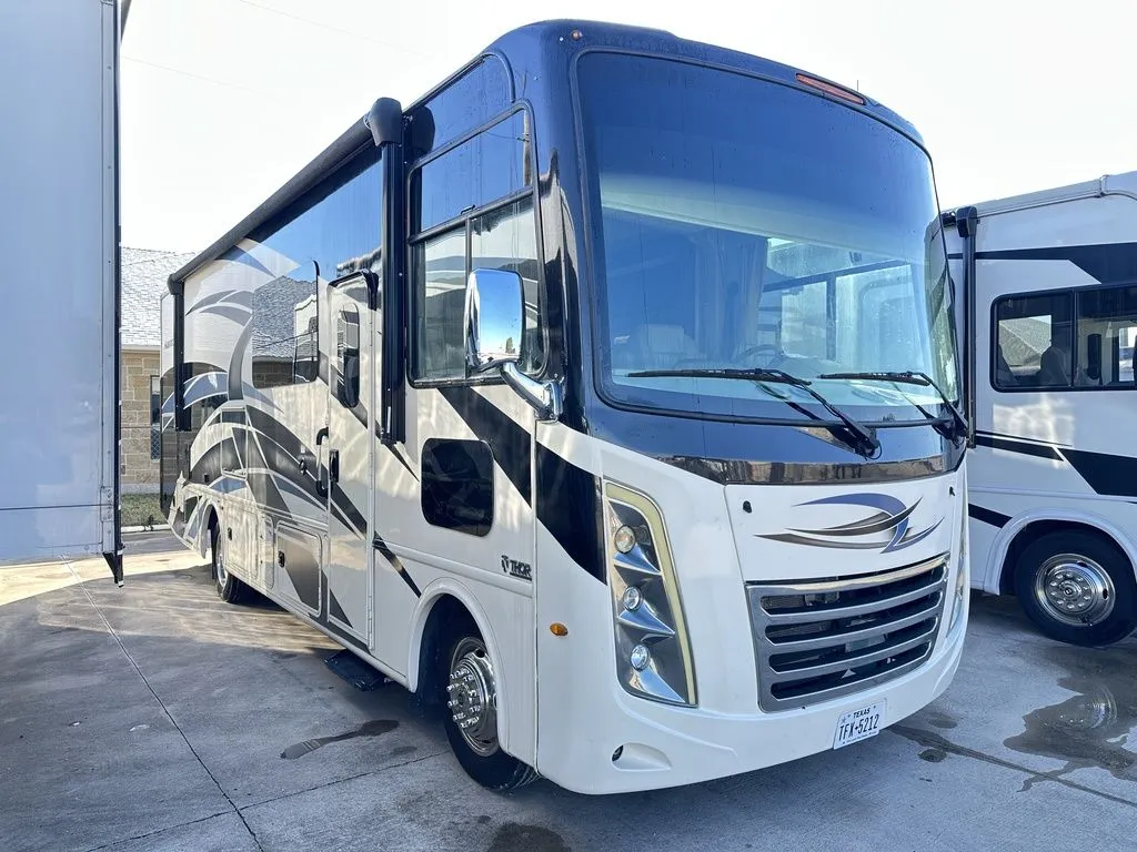 2021 Thor Motor Coach Hurricane 29M - Photo 3