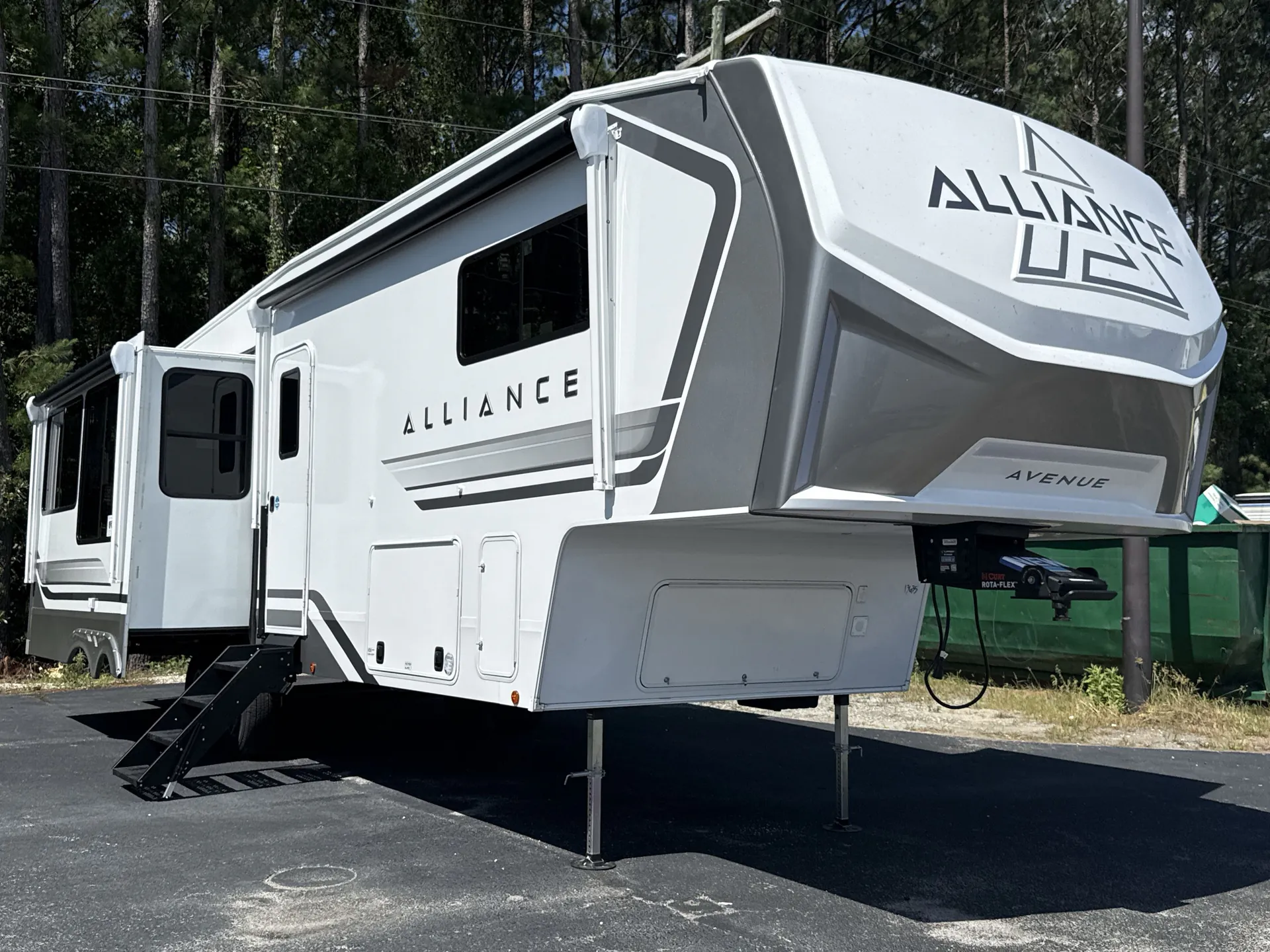 2027 Alliance RV Avenue 32RLS - Photo 2