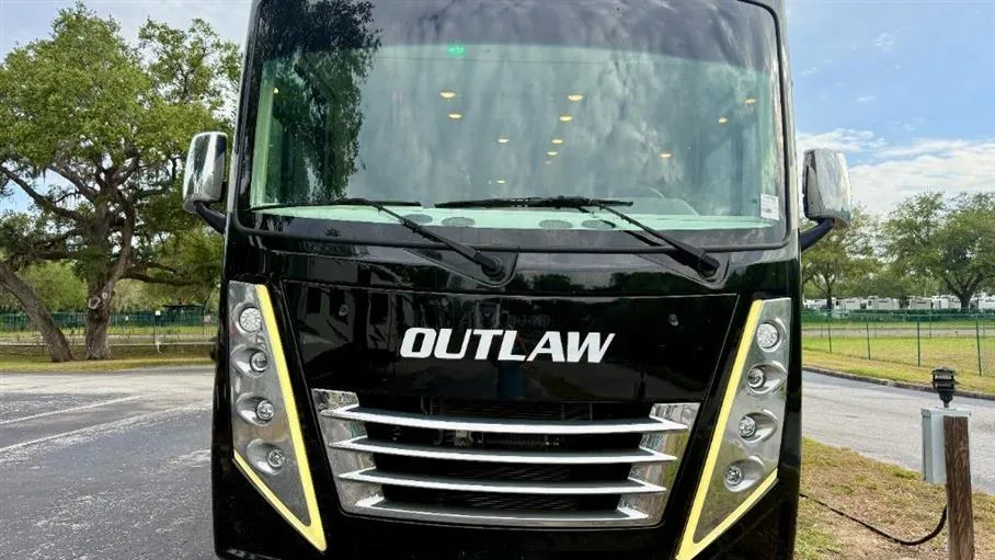 2024 Thor Motor Coach Outlaw 38KB - Photo 3