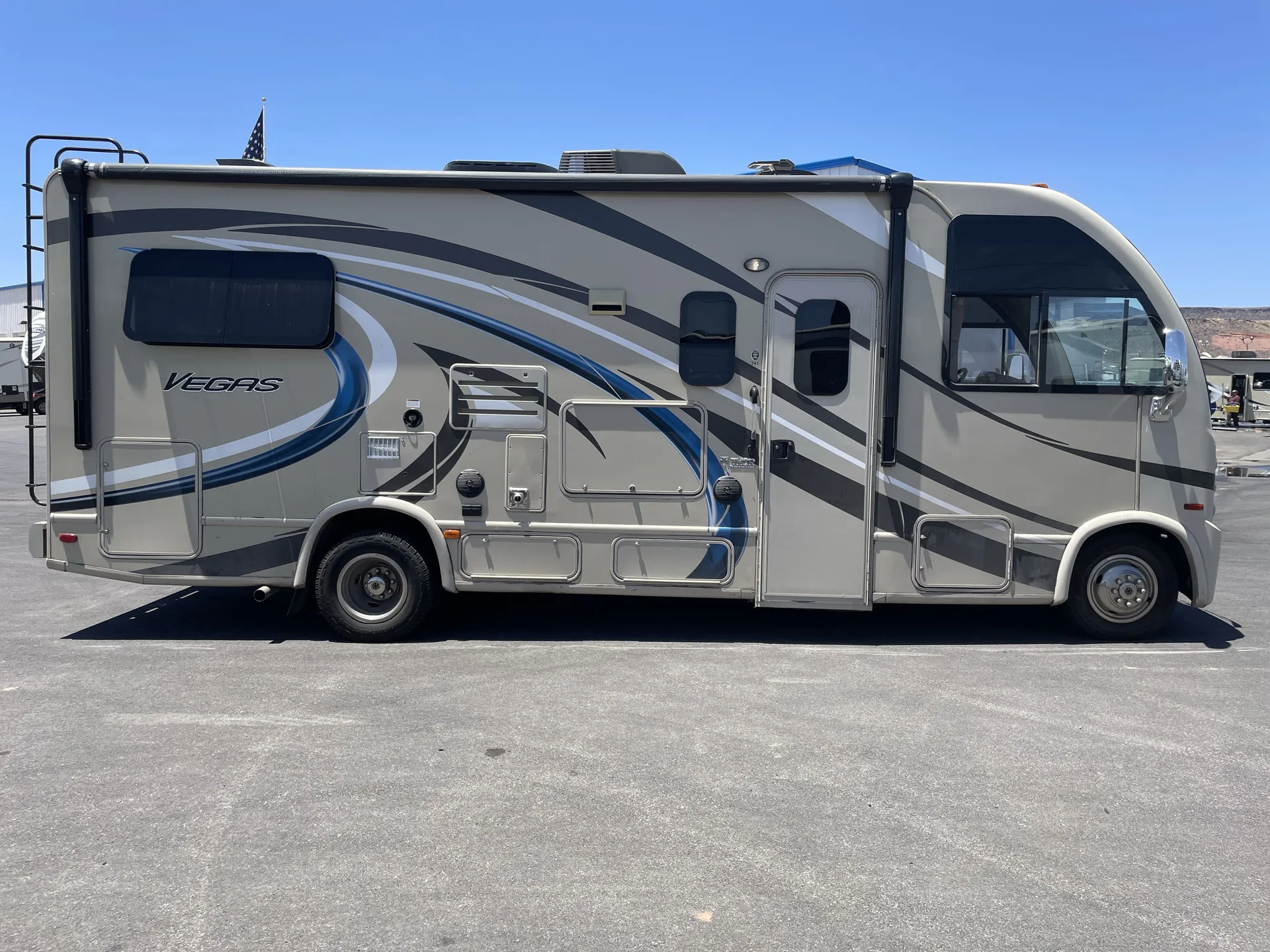 2017 Thor Motor Coach Vegas 24.1 - Photo 4