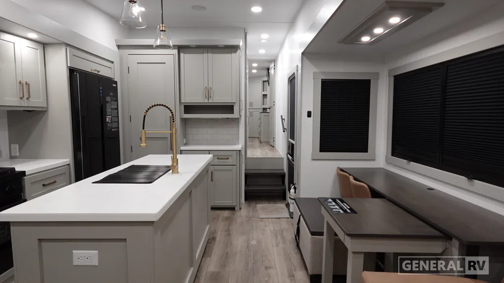 2026 Brinkley Model Z 3600, Photos photo 4