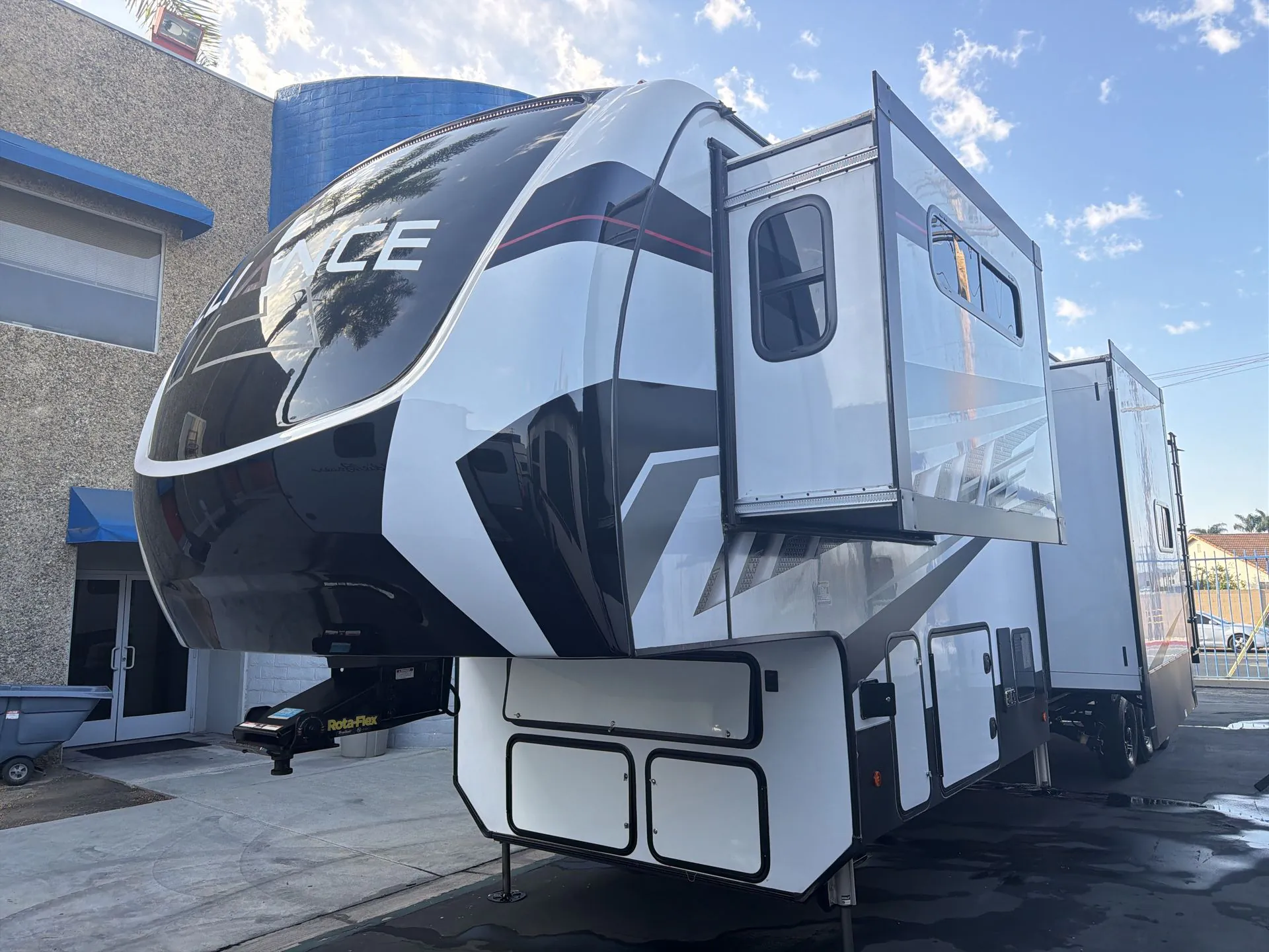 2022 Alliance RV Valor 41V15 - Photo 4