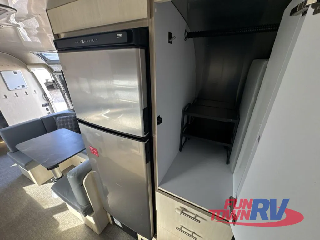 2024 Airstream Flying Cloud 30FB Office, Photos photo 13