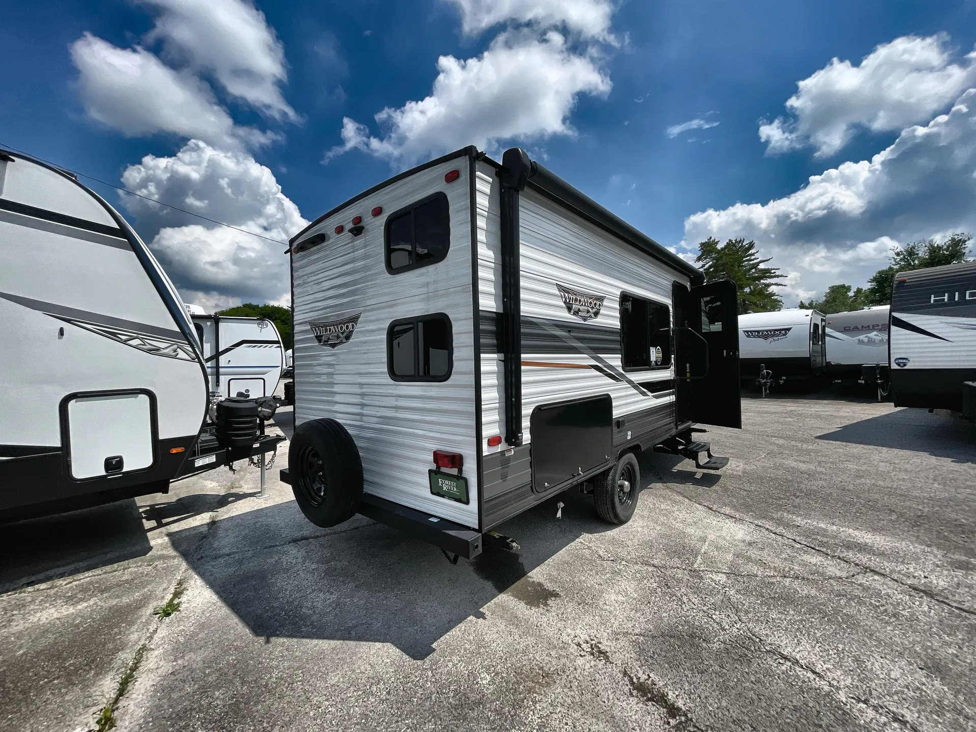 2024 Forest River Wildwood FSX 179DBK — off campside