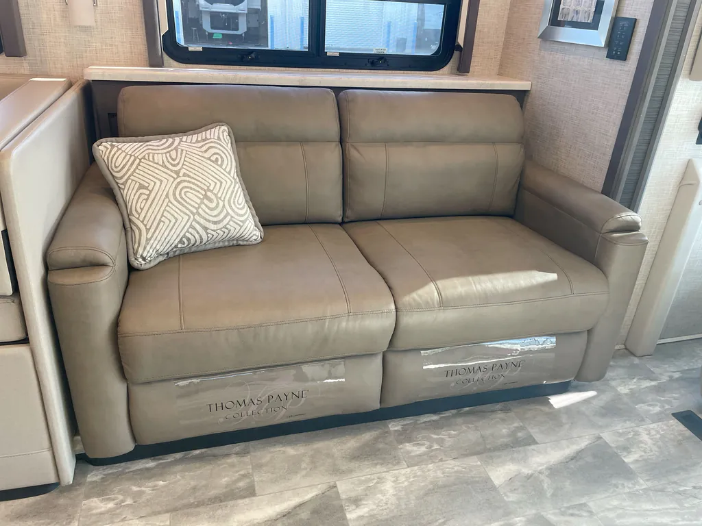 2023 Thor Motor Coach Challenger 35MQ, Photos photo 45