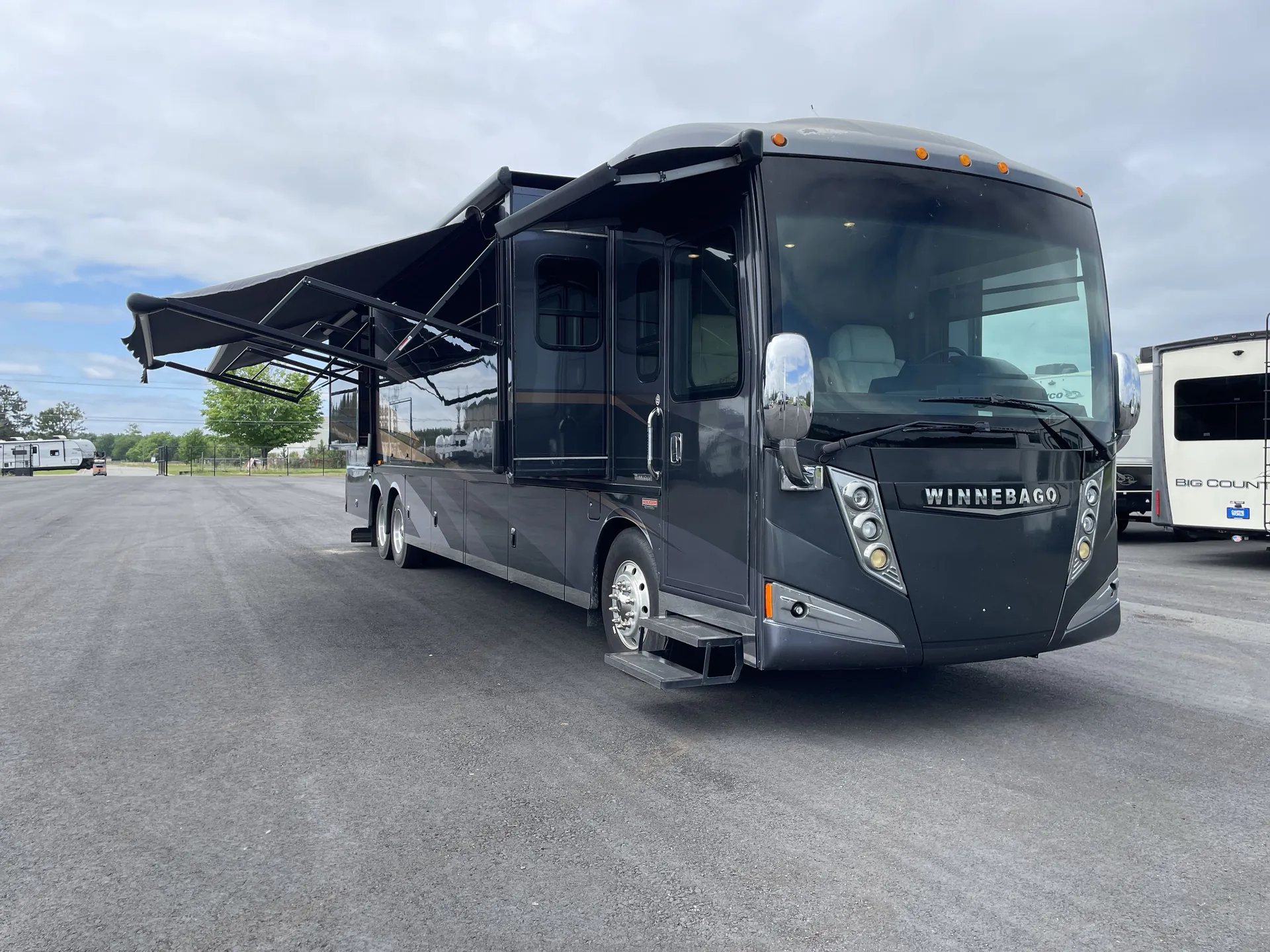 2015 Winnebago Tour 42QD - Main photo