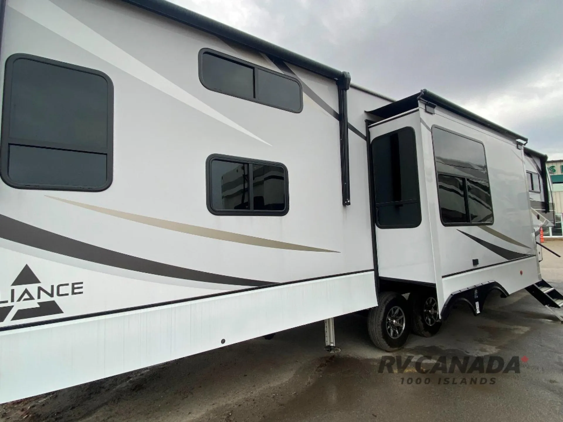 2023 Alliance RV Paradigm 395DS - Photo 4