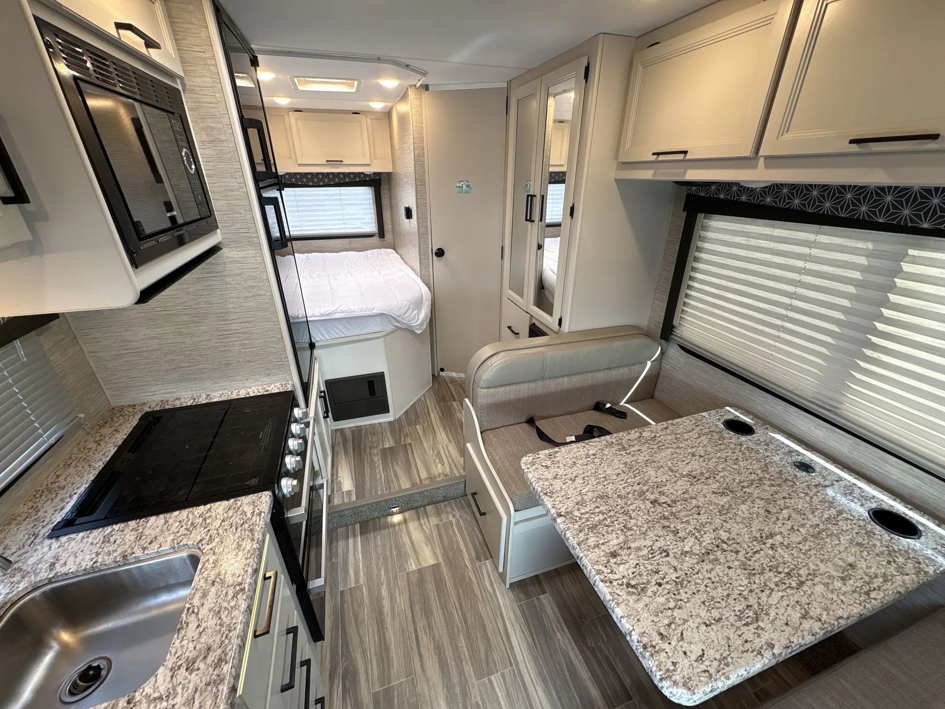 2022 Thor Motor Coach Freedom Elite 22HE — living area main