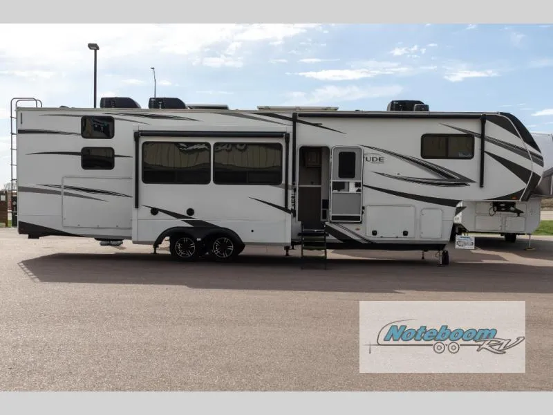 2023 Grand Design Solitude 3950BH - Photo 2