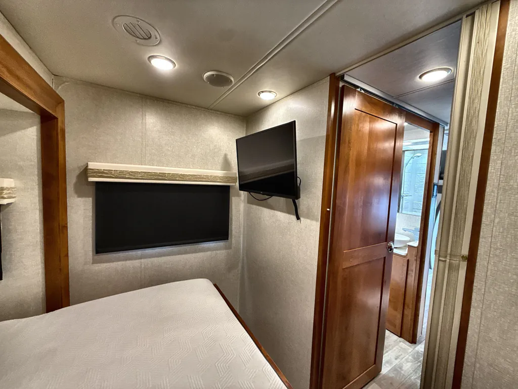 2019 Tiffin Wayfarer 25 QW, Photos photo 16