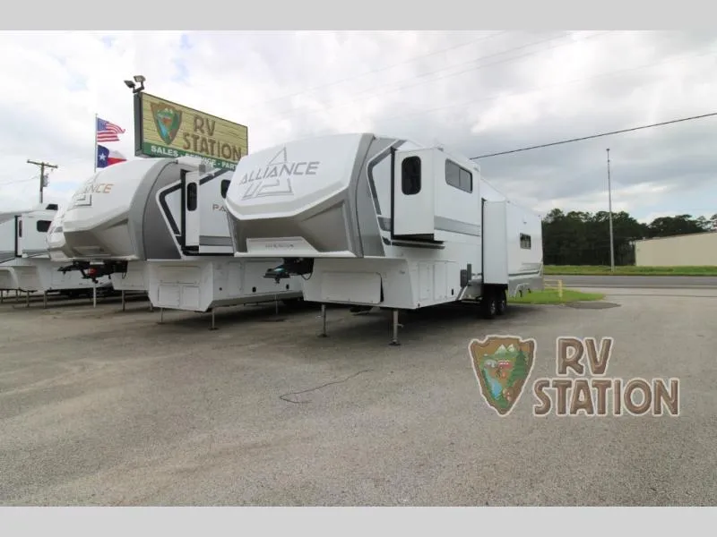 2027 Alliance RV Avenue 32RLS - Photo 3