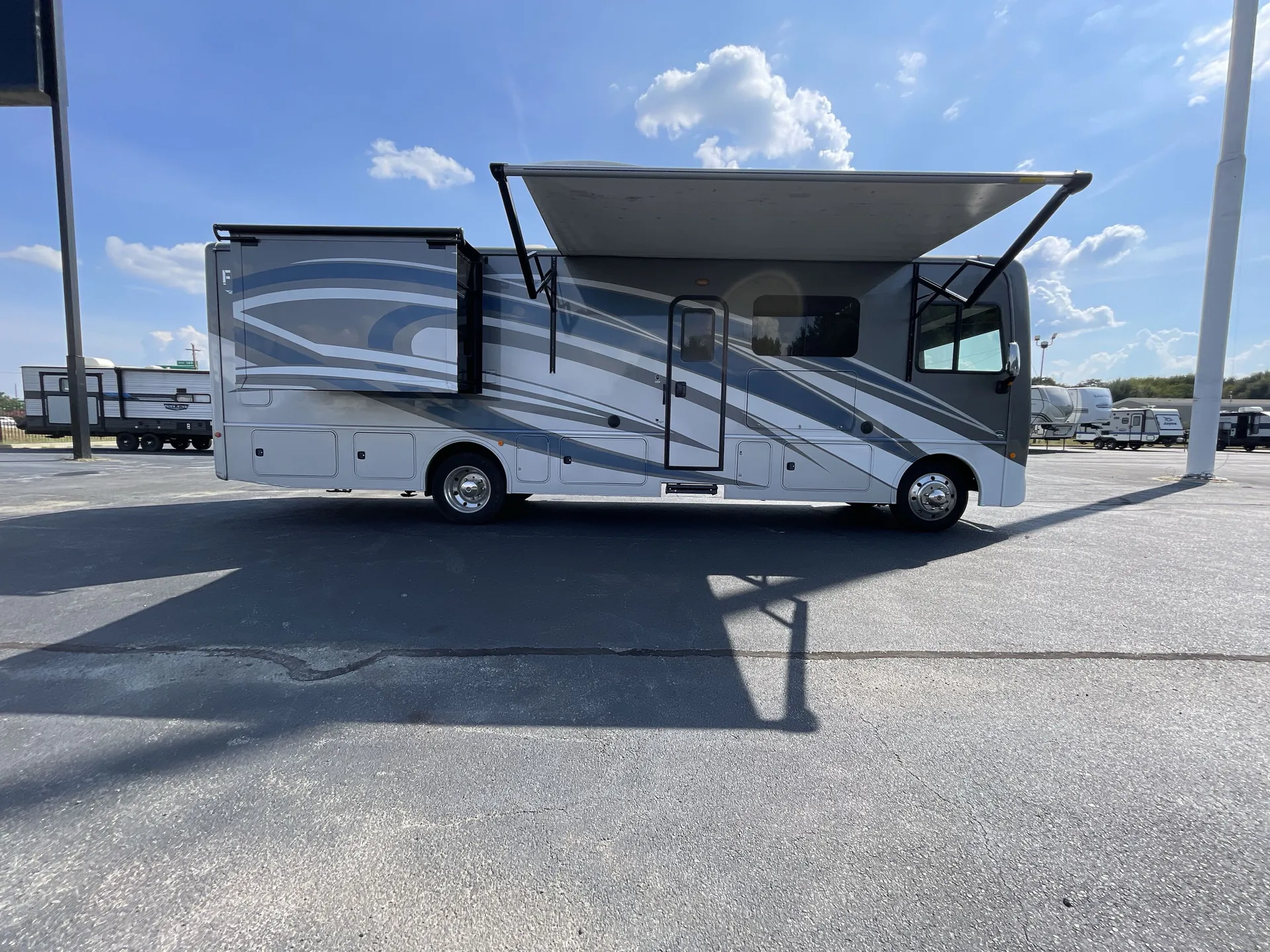 2021 Fleetwood Fortis 32RW — campside