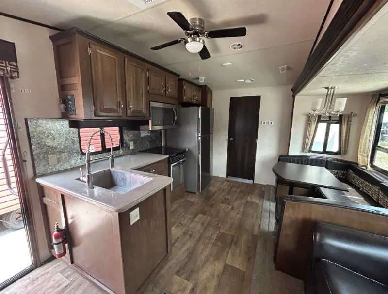 2018 Forest River Salem Villa 426-2B dealer photo 4 from Kunes RV