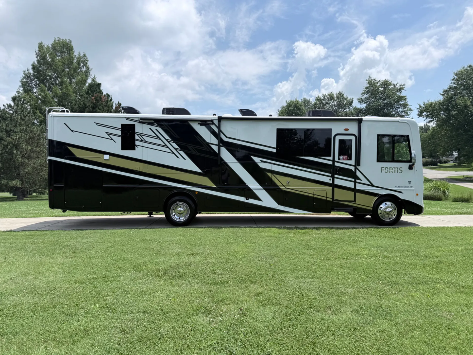 2027 Fleetwood Fortis 36Y dealer photo 2 from Sewell Motor Coach