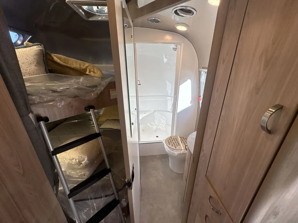 2026 Airstream Flying Cloud 30FB Office, Photos photo 6