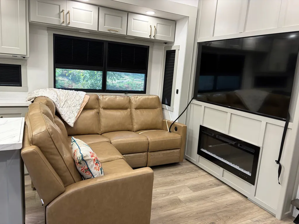 2026 Brinkley Model G 3970, Photos photo 5