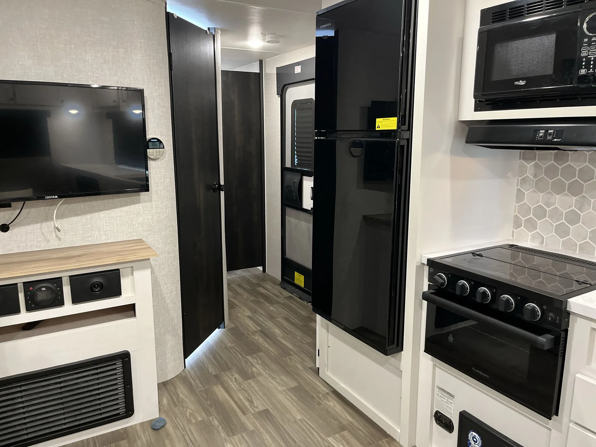 2024 Highland Ridge Range Lite 242RL — living area main