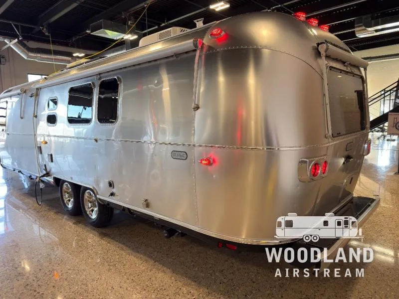 2026 Airstream Classic 33FB - Photo 4
