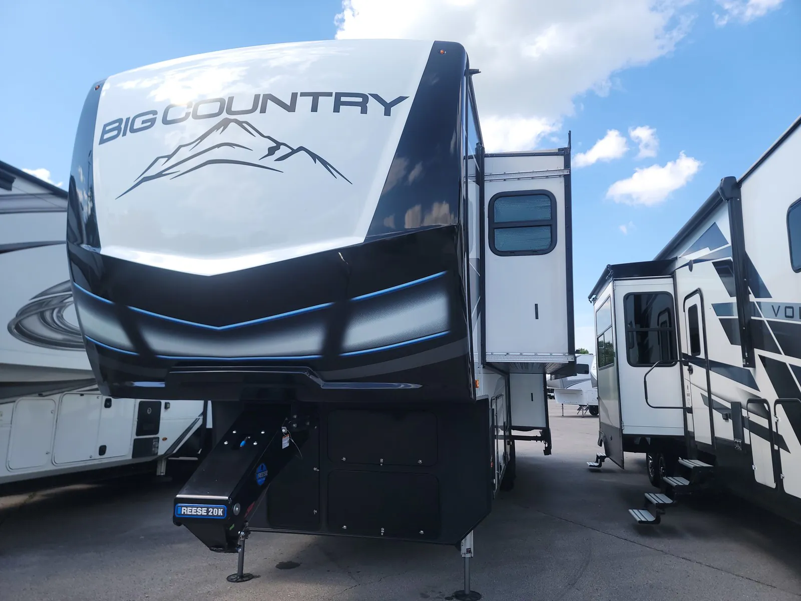 2023 Heartland Big Country 3500SS - Photo 4