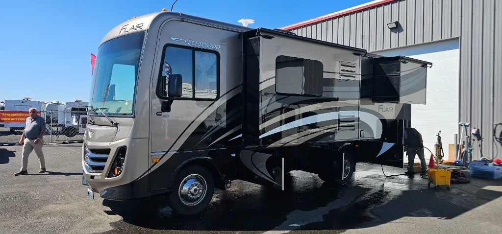 2015 Fleetwood Flair 26E - Photo 2