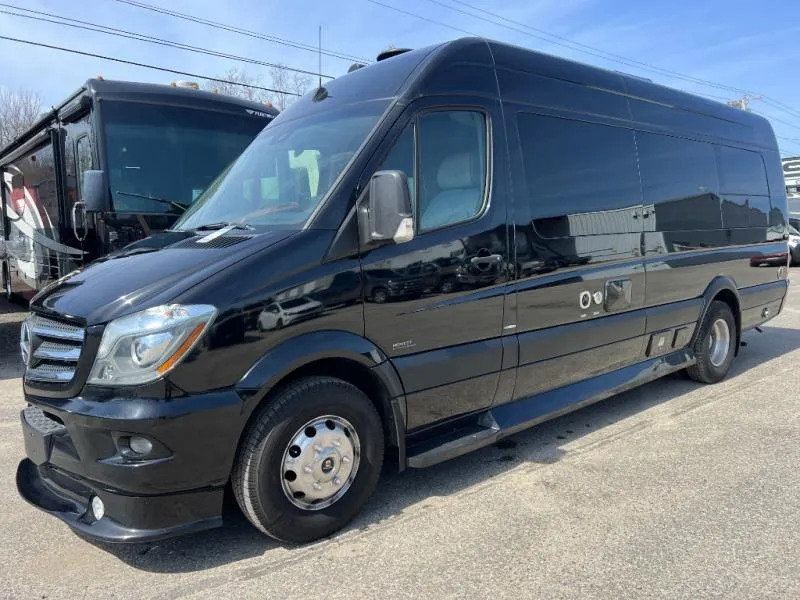 2018 Midwest Automotive Designs Weekender Used    MD2-Lounge - Photo 3