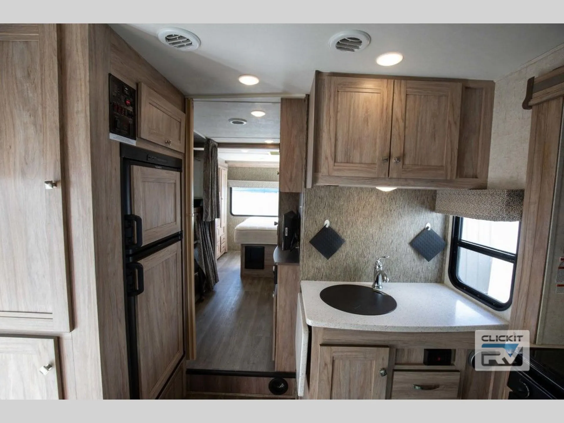 2018 Forest River Sunseeker LE 3250DSLE — Photo 6