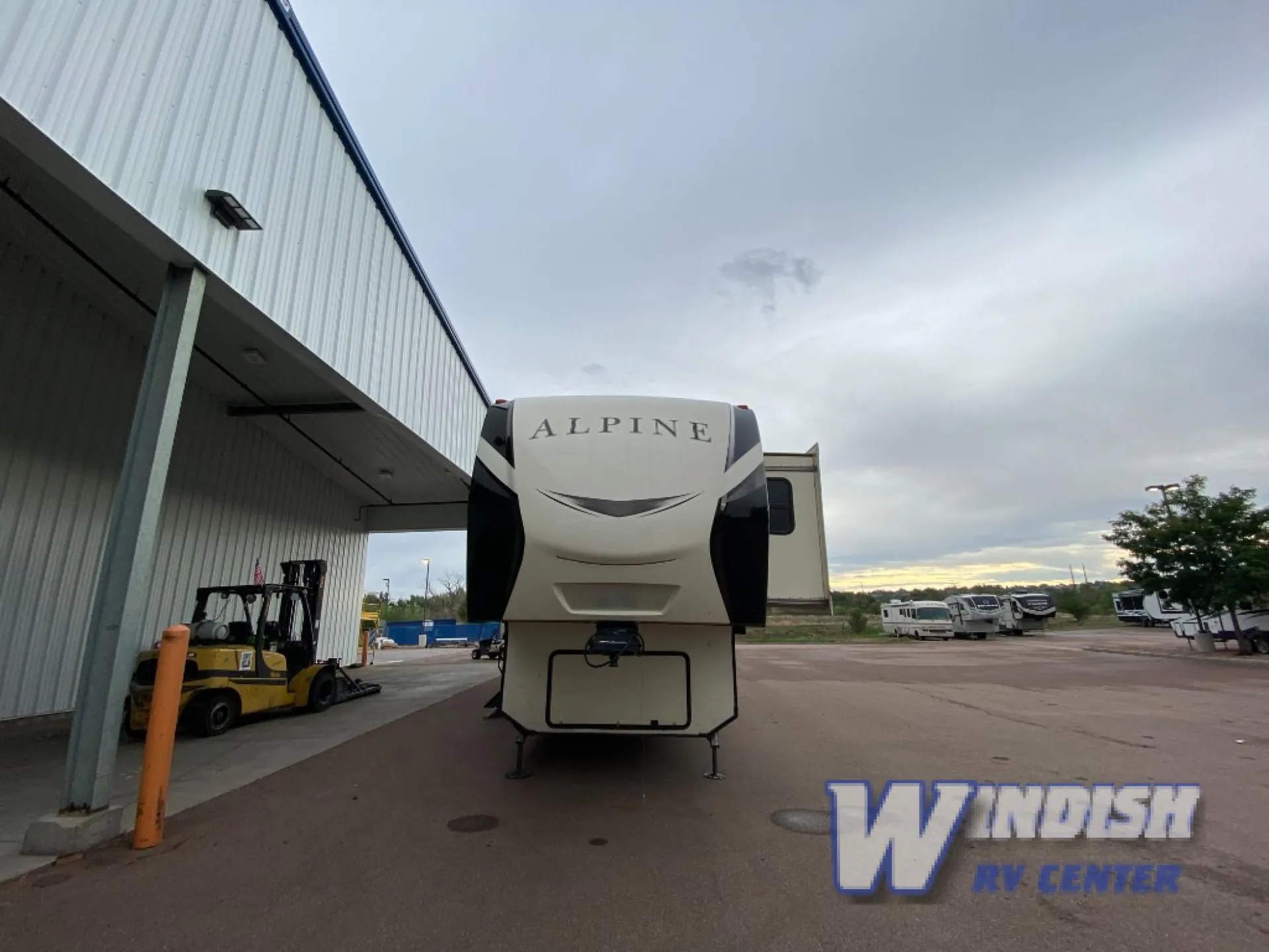 2019 Keystone Alpine 3500RL - Photo 2