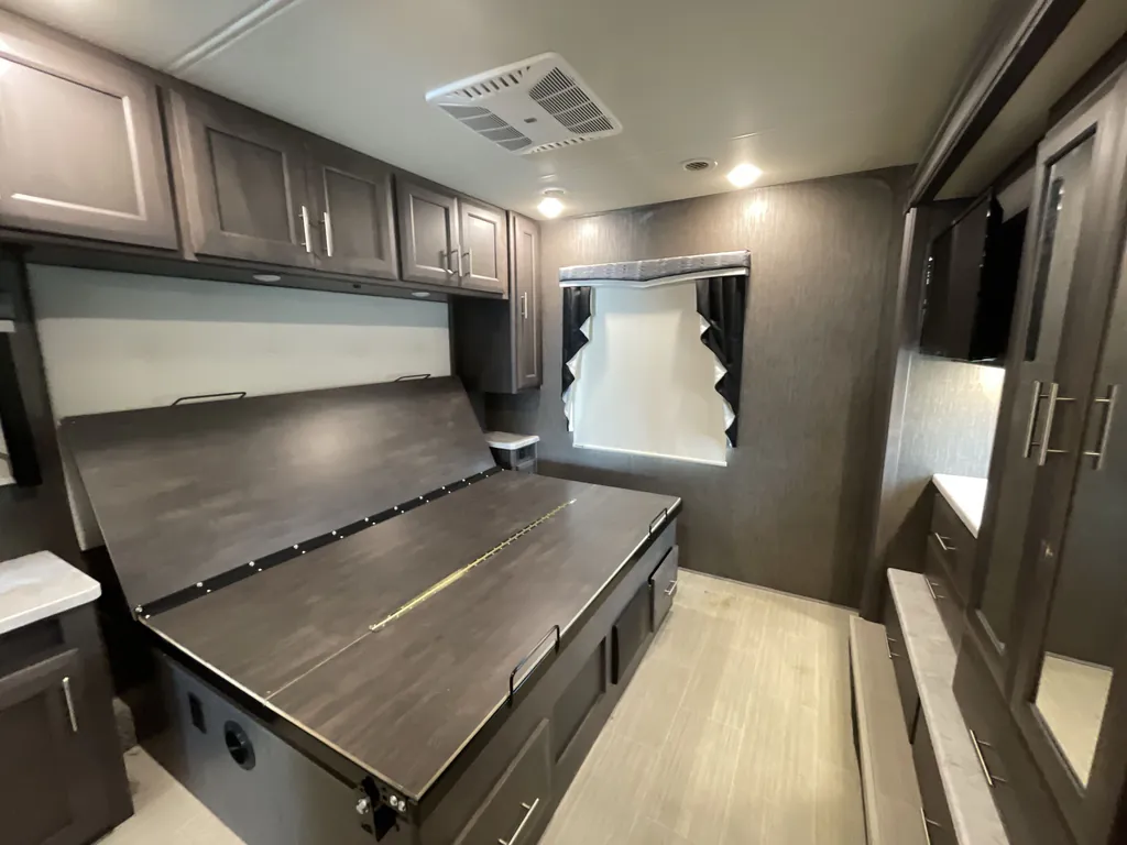 2021 Thor Motor Coach Challenger 37YT, Photos photo 7