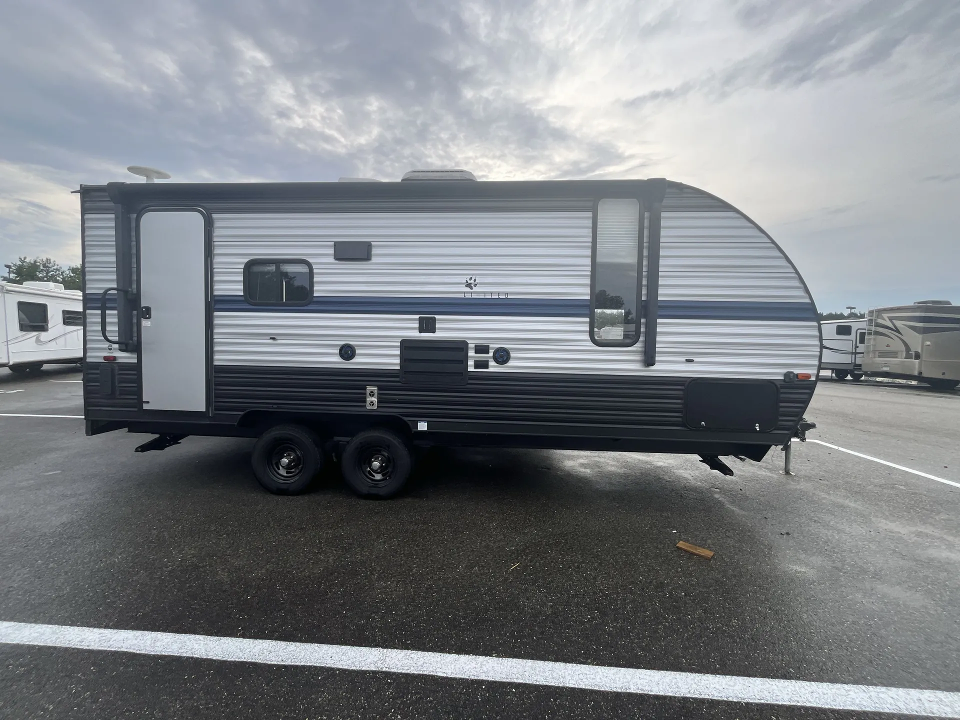2019 Forest River Cherokee Grey Wolf 19RR — campside