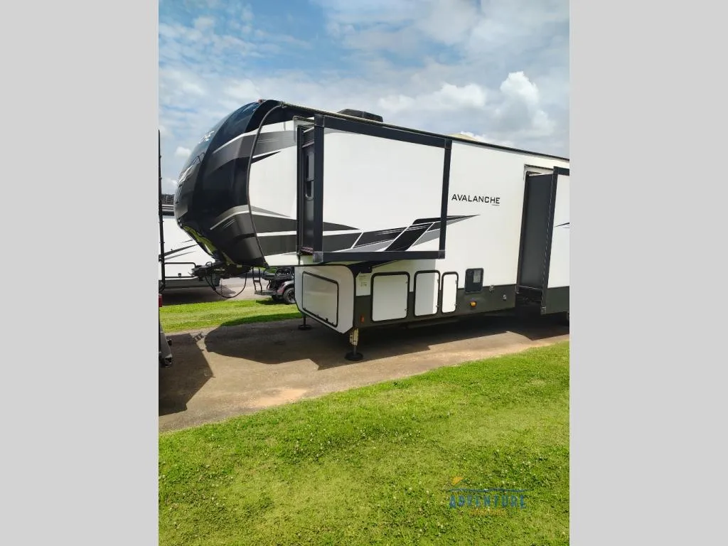 2020 Keystone Avalanche 396BH - Photo 2
