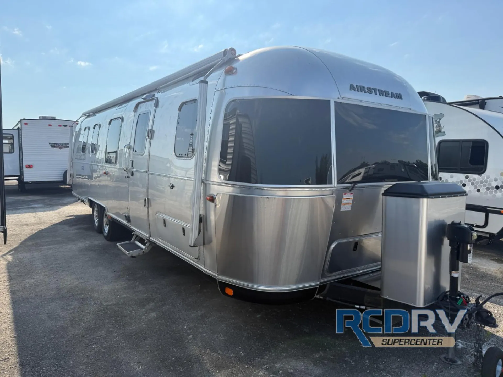 2023 Airstream Classic 33FB Twin - Photo 2