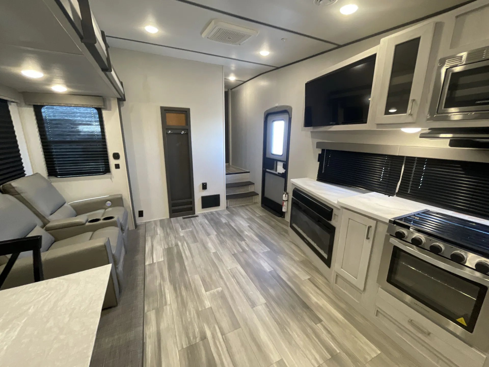 2022 Keystone Sprinter 25ML — living area main