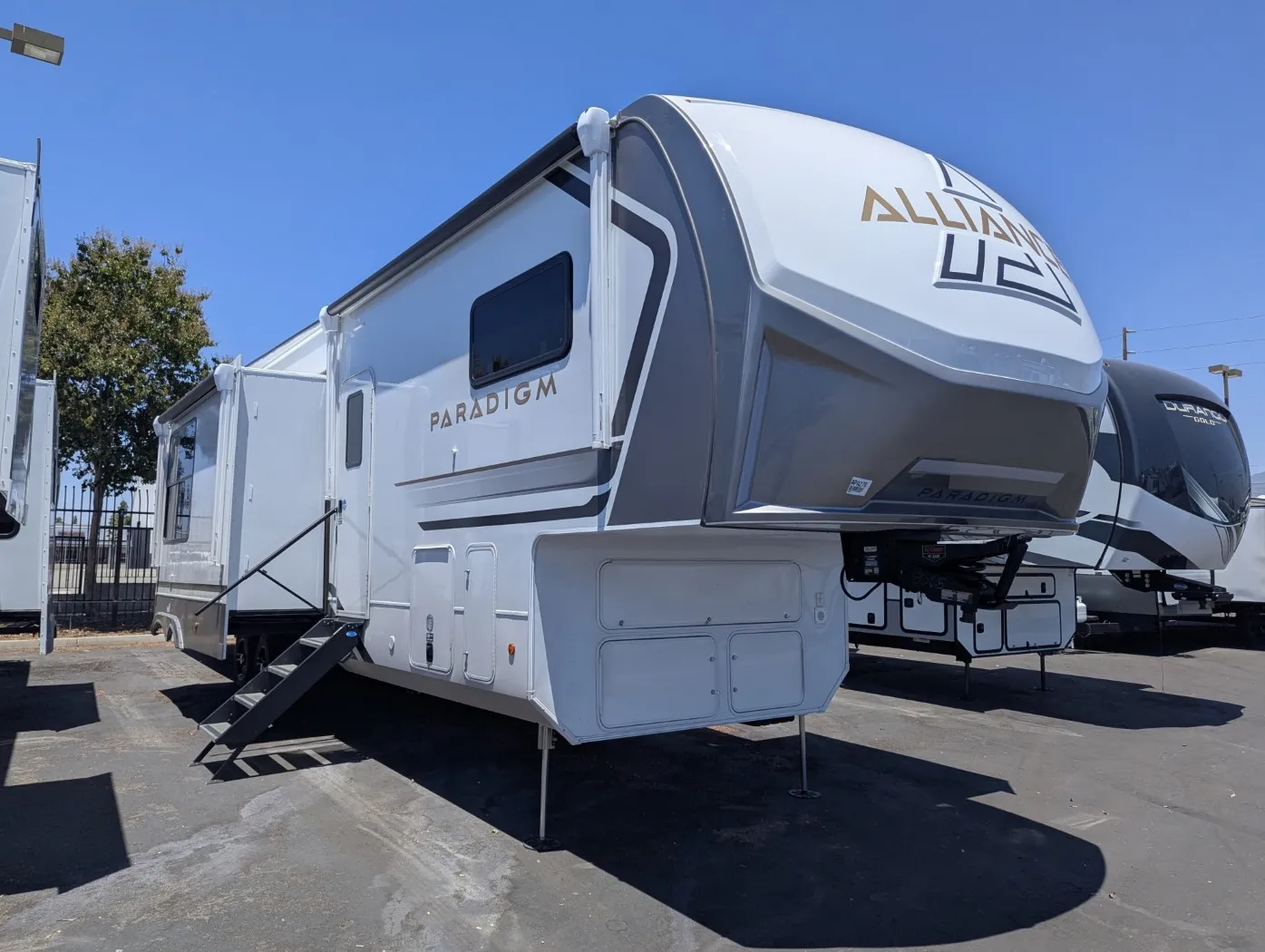 2026 Alliance RV Paradigm 395DS - Photo 2